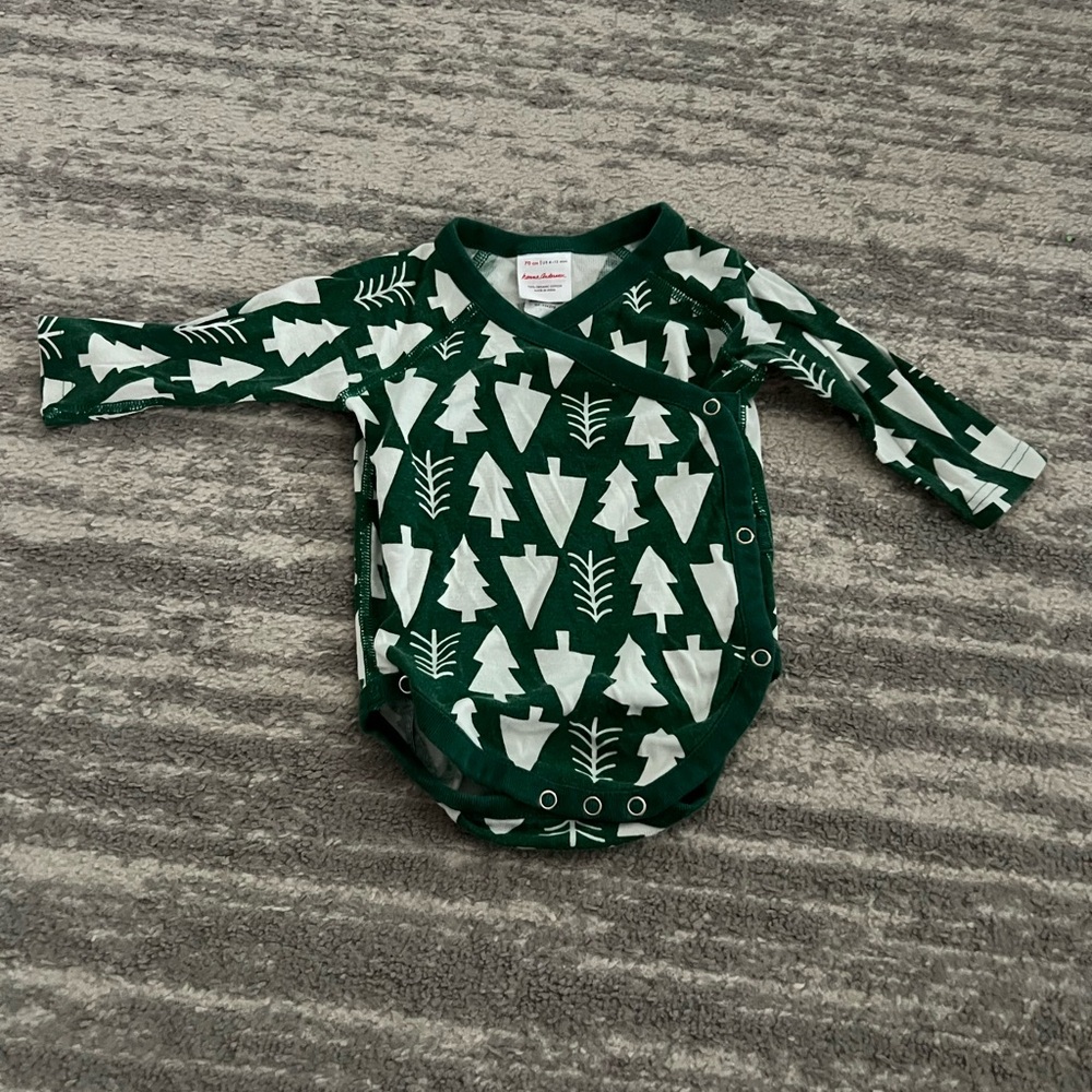 Hanna Andersson 6-12‎ month Christmas tree button bodysuit